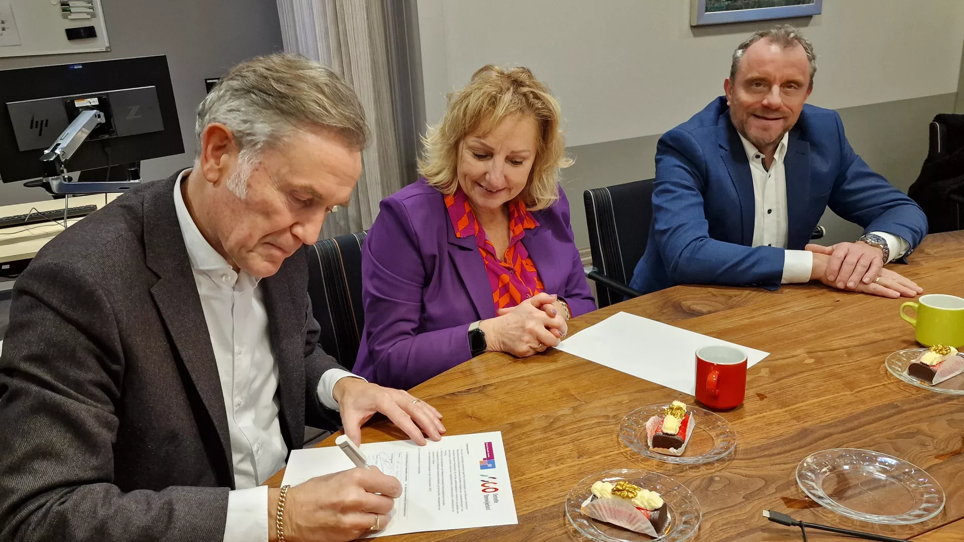 Stichting Netwerk Dementie Drenthe, vertegenwoordigd door de heer Erik Giethoorn en Netwerk Dementie Steenwijkerland, vertegenwoordigd door de heer Erwin Duits, ondertekenen de intentieverklaring in het bijzijn van wethouder Trijn Jongman.