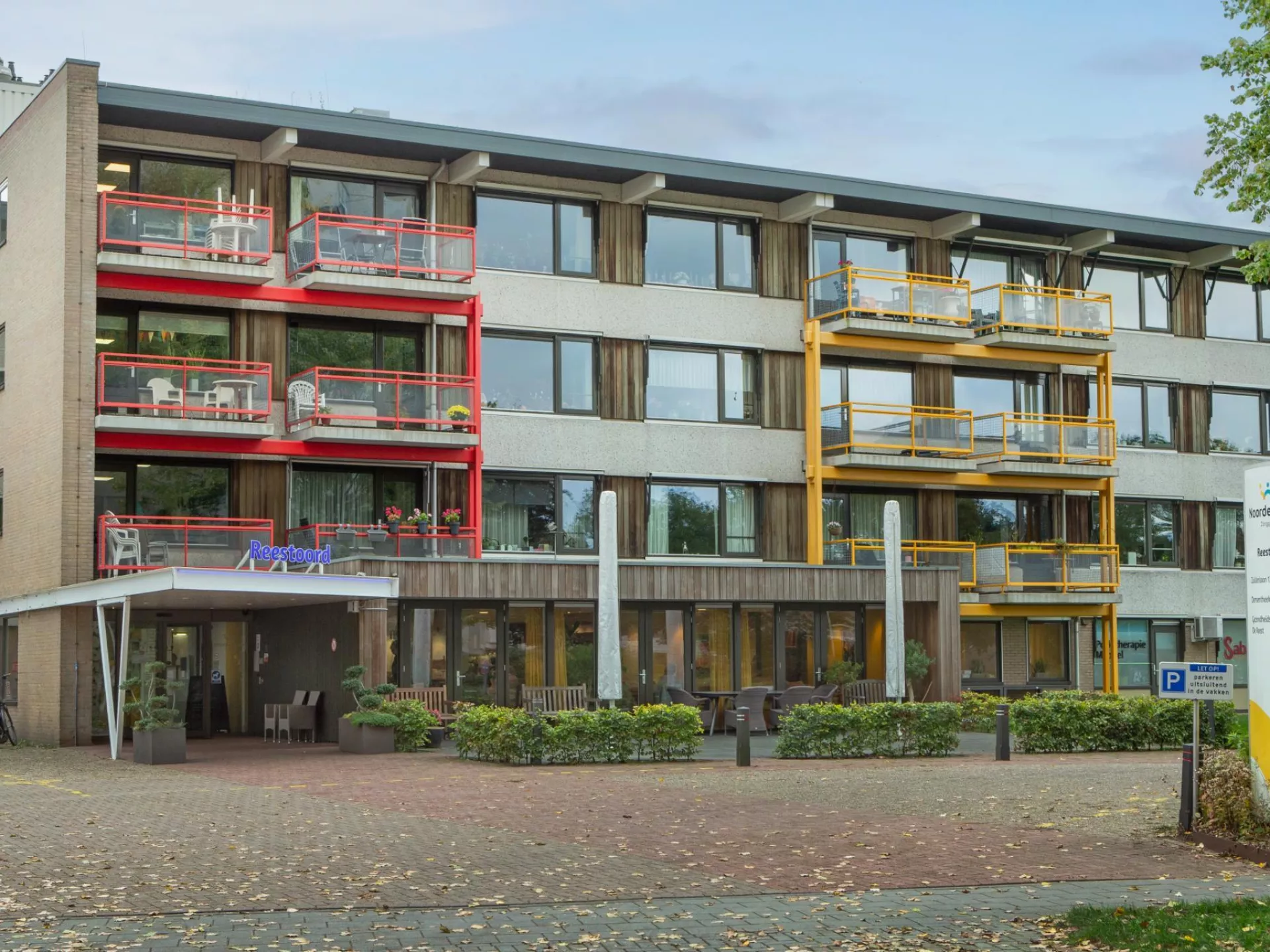Appartementencomplex met kleurrijke balkons en entree.